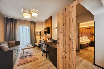 Ein Sitzbereich in der Unterkunft Aparthotel Bergland