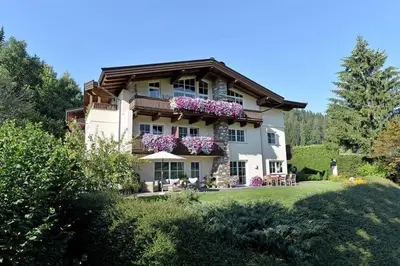 Ein Garten an der Unterkunft Haus Waldegg
