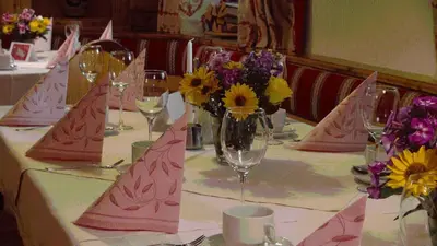 Ein Restaurant oder anderes Speiselokal in der Unterkunft Landgasthof Dorferwirt
