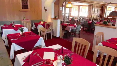 Ein Restaurant oder anderes Speiselokal in der Unterkunft Landgasthof Dorferwirt