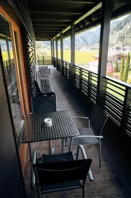 Ein allgemeiner Bergblick oder ein Berglick von des Aparthotels aus