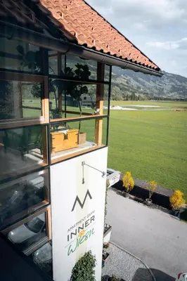 Ein allgemeiner Bergblick oder ein Berglick von des Aparthotels aus