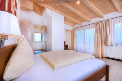 Ein Bett oder Betten in einem Zimmer der Unterkunft Panoramahotel Burgeck