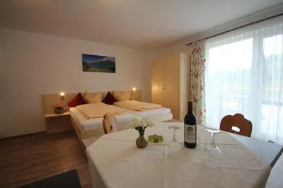 Ein Bett oder Betten in einem Zimmer der Unterkunft Ferienwohnungen Karwendel Camping