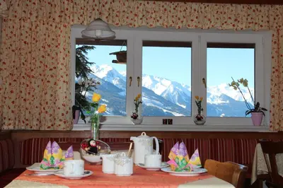 Ein allgemeiner Bergblick oder ein Berglick von des Privatzimmers aus