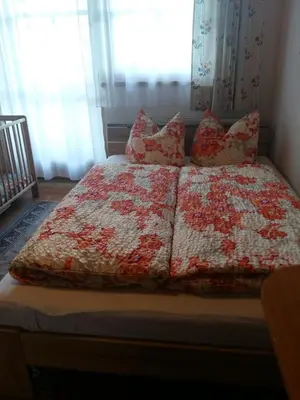 Ein Bett oder Betten in einem Zimmer der Unterkunft Ferienwohnung Roswitha