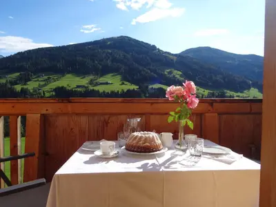 Ein allgemeiner Bergblick oder ein Berglick von of country house aus