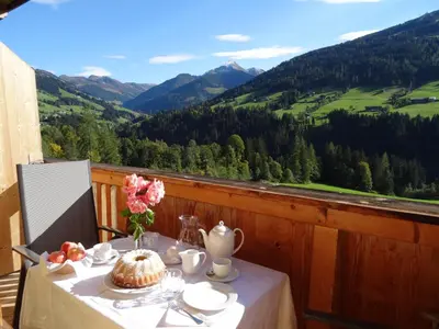 Ein allgemeiner Bergblick oder ein Berglick von of country house aus
