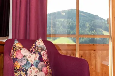 Ein allgemeiner Bergblick oder ein Berglick von of country house aus