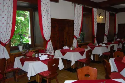 Ein Restaurant oder anderes Speiselokal in der Unterkunft Hotel Heitzmann