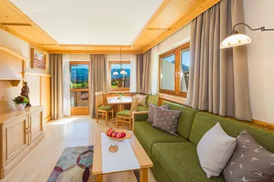 Ein Sitzbereich in der Unterkunft Apartments Tirolerhaus