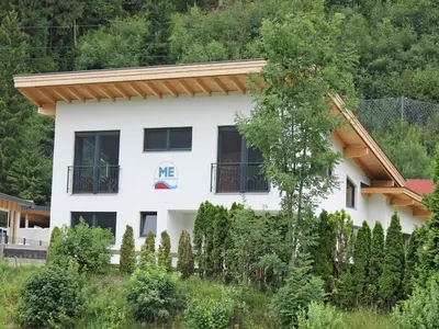 Das Gebäude in dem sich das Ferienhaus befindet
