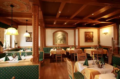 Ein Restaurant oder anderes Speiselokal in der Unterkunft Landhotel Strasserwirt