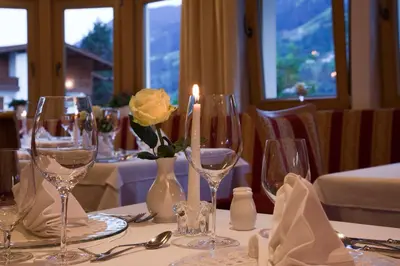 Ein Restaurant oder anderes Speiselokal in der Unterkunft Hotel Riedl im Zillertal