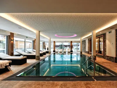 Der Swimmingpool an oder in der Nähe von Hotel Theresia