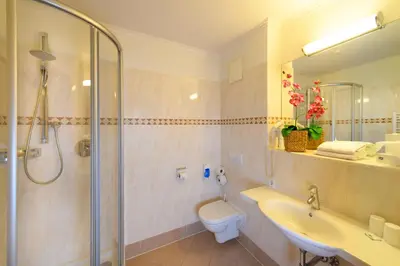 Ein Badezimmer in der Unterkunft Hotel Gasthof Kröll, 4 Skigebiete in unmittelbarer Nähe, Restaurant mit regionaler Küche