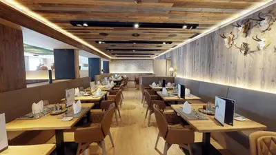 Ein Restaurant oder anderes Speiselokal in der Unterkunft Hotel Edelweiss