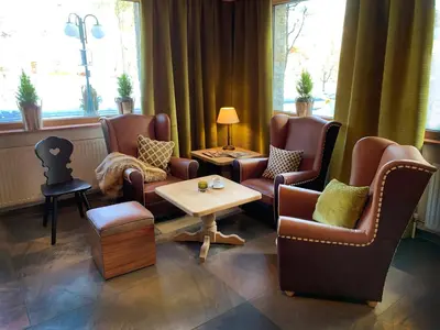 Ein Sitzbereich in der Unterkunft Hotel Edelweiss
