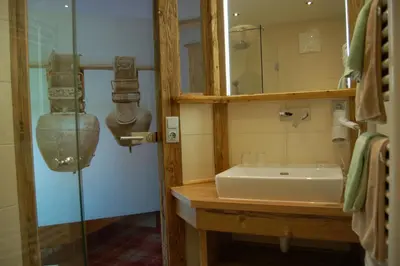 Ein Badezimmer in der Unterkunft Hotel Schweizerhof