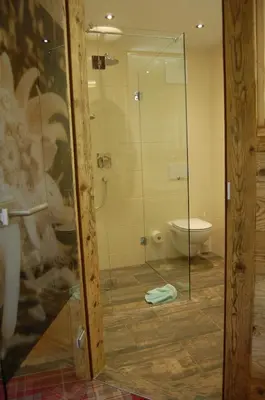 Ein Badezimmer in der Unterkunft Hotel Schweizerhof