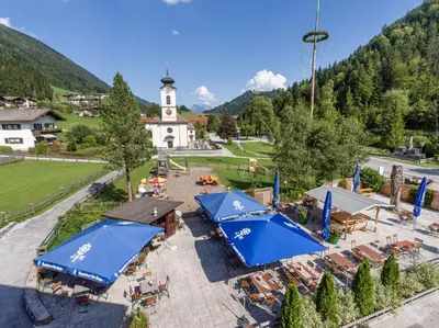 Ein allgemeiner Bergblick oder ein Berglick von des Aparthotels aus