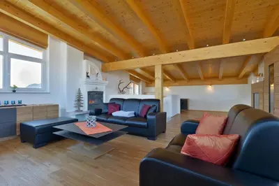 Ein Sitzbereich in der Unterkunft Alpenchalets Wilder Kaiser