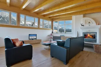 Ein Sitzbereich in der Unterkunft Alpenchalets Wilder Kaiser