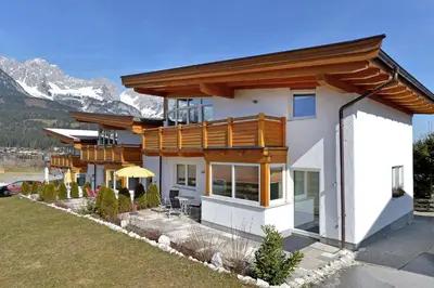 Ein allgemeiner Bergblick oder ein Berglick von des Ferienhauses aus