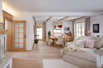 Ein Sitzbereich in der Unterkunft Tennerhof Luxury Chalets