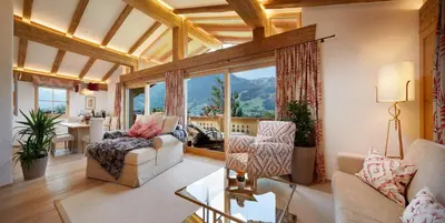 Ein Sitzbereich in der Unterkunft Tennerhof Luxury Chalets