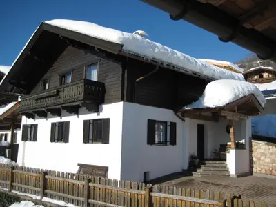 Das Gebäude in dem sich das Ferienhaus befindet