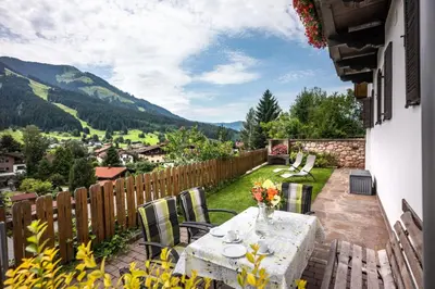 Ein allgemeiner Bergblick oder ein Berglick von des Ferienhauses aus
