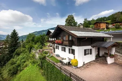 Ein allgemeiner Bergblick oder ein Berglick von des Ferienhauses aus