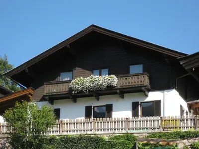 Das Gebäude in dem sich das Ferienhaus befindet