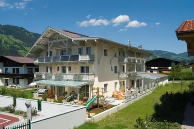 Ein allgemeiner Bergblick oder ein Berglick von des Aparthotels aus