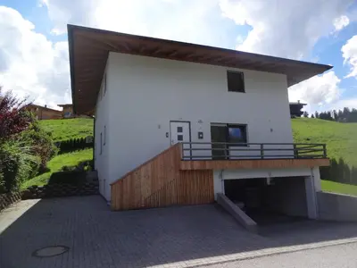 Das Gebäude in dem sich das Ferienhaus befindet