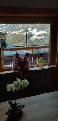 Ein allgemeiner Bergblick oder ein Berglick von des Bauernhofs aus