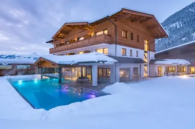 Der Swimmingpool an oder in der Nähe von Hotel Kitzspitz