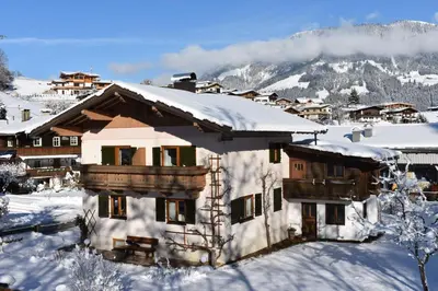 Ein allgemeiner Bergblick oder ein Berglick von des Ferienhauses aus