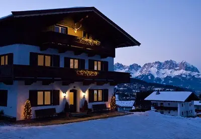 Ein allgemeiner Bergblick oder ein Berglick von of country house aus