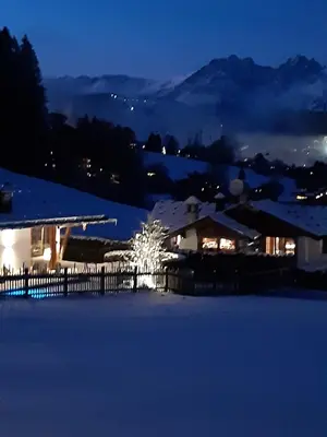 Ein allgemeiner Bergblick oder ein Berglick von of country house aus