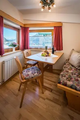 Ein Sitzbereich in der Unterkunft Appartementhaus Alpenrose