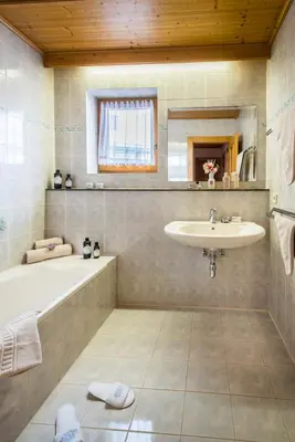 Ein Badezimmer in der Unterkunft Appartementhaus Alpenrose