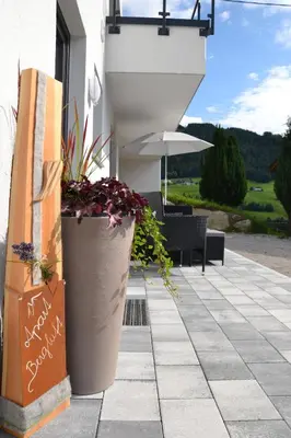 Ein Garten an der Unterkunft Apart Bergluft