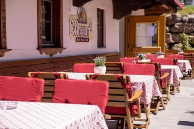 Ein Restaurant oder anderes Speiselokal in der Unterkunft Gasthaus Jakober