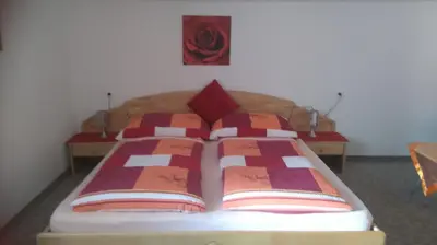 Ein Bett oder Betten in einem Zimmer der Unterkunft Ferienwohnungen Egger
