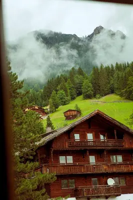 Ein allgemeiner Bergblick oder ein Berglick von des Hotels aus