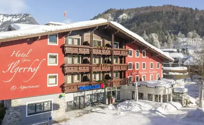 Ein allgemeiner Bergblick oder ein Berglick von des Aparthotels aus