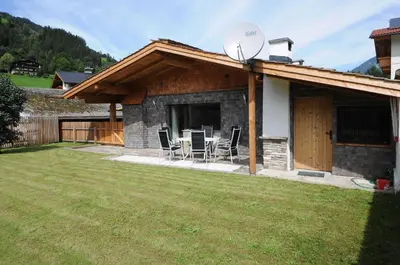 Das Gebäude in dem sich das Ferienhaus befindet