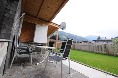 Ein allgemeiner Bergblick oder ein Berglick von des Ferienhauses aus